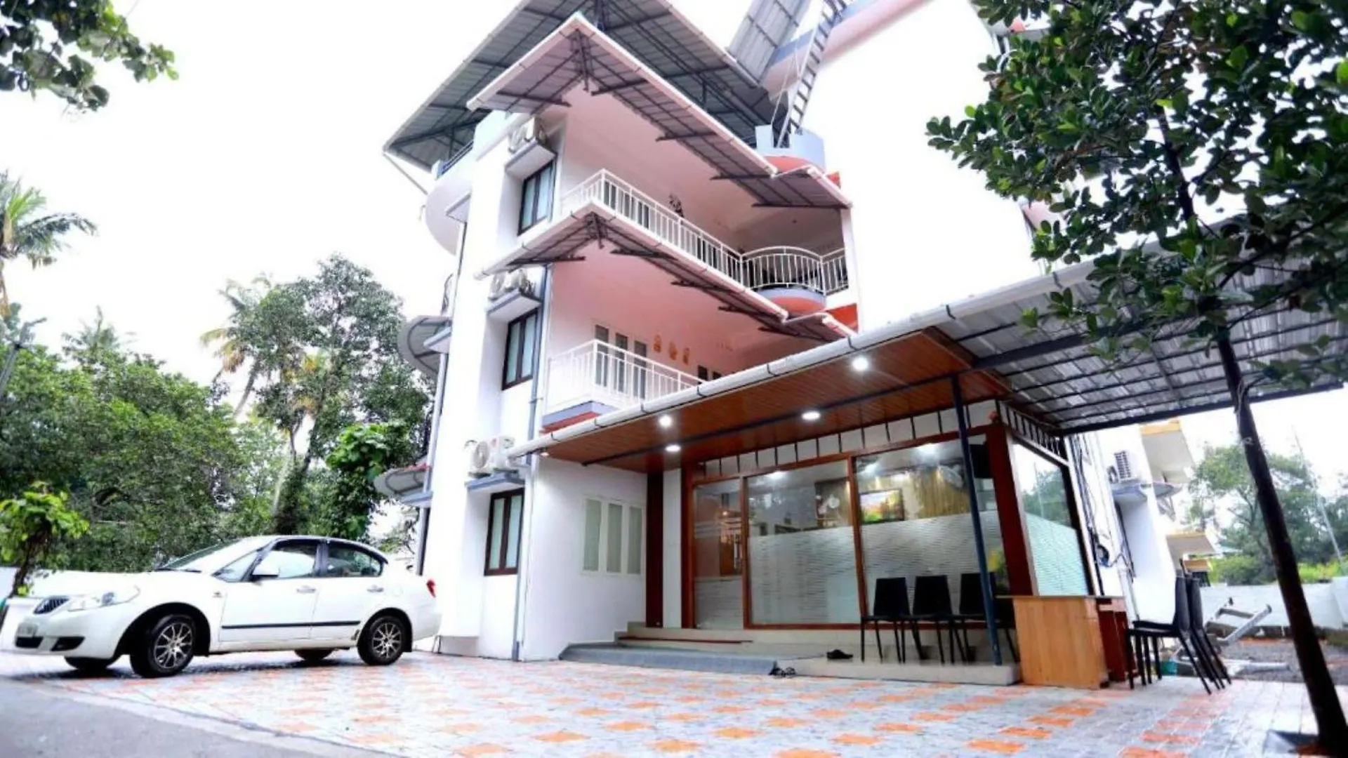 9 Base Cochin Airport Hotel Nedumbassery